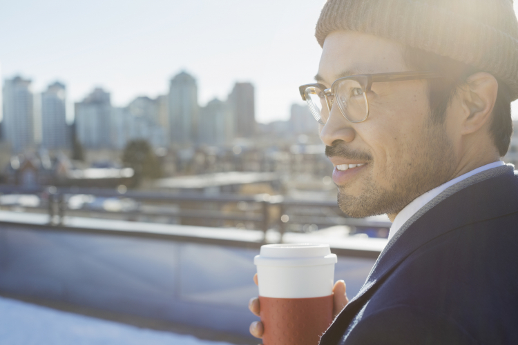 Fatigue oculaire : homme sur un rooftop, portant des lunettes de vue correctrices en extérieur